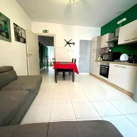Room 6- Private Room With Private Terrace, Private Bathroom, Ac And Wifi Sliema Eksteriør bilde