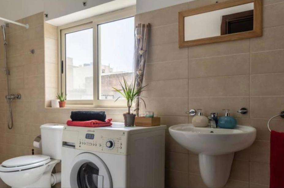 Room 6- Private Room With Private Terrace, Private Bathroom, Ac And Wifi Sliema Eksteriør bilde
